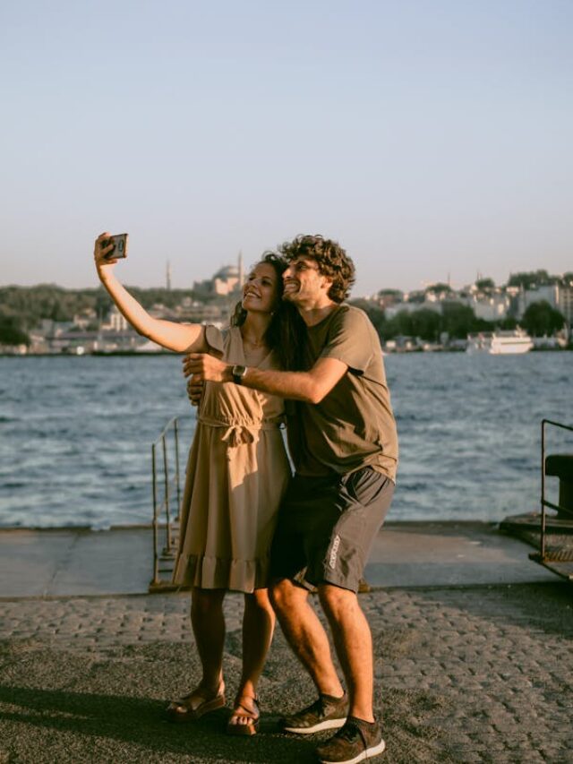 free-photo-of-a-couple-taking-a-selfie-in-city-near-the-sea
